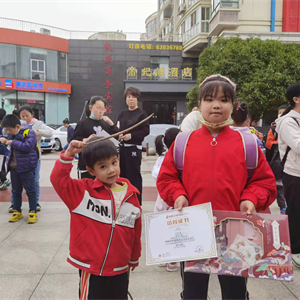活动结束后，弟弟去接姐姐，跟姐姐一起合影